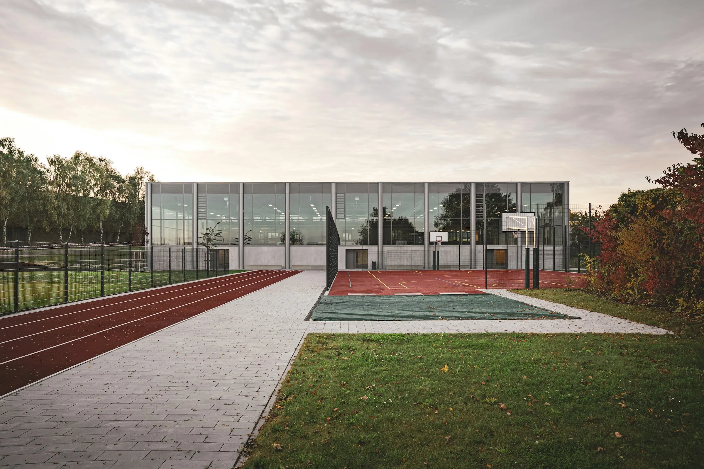 Tennisanlage von oben, symmetrische Architektur um Sandplätze