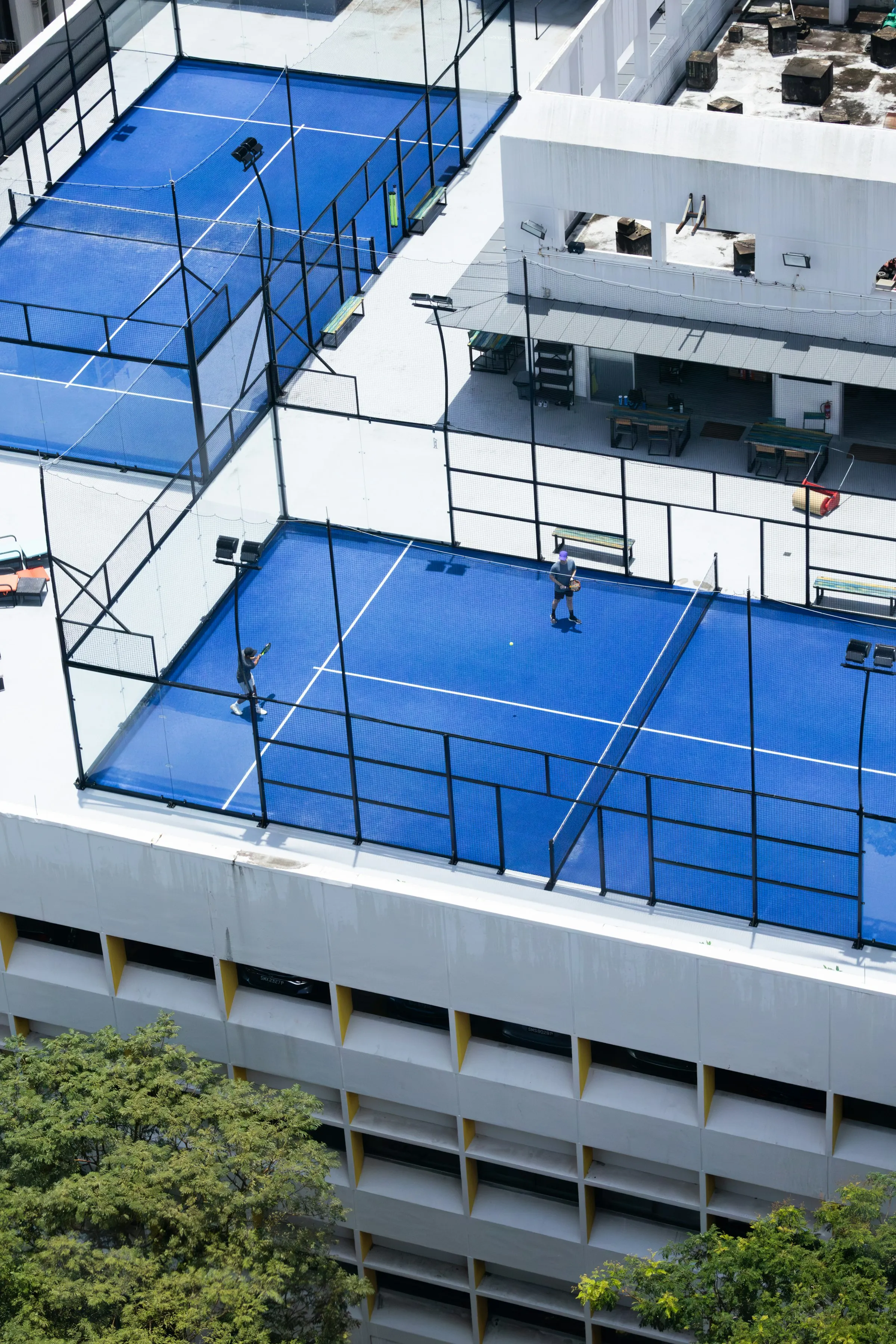 Padel-Courts auf einem Dach aus der Vogelperspektive